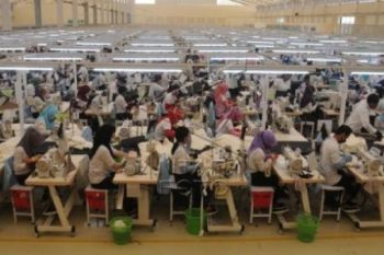 Stabil, Permintaan Garmen oleh AS 