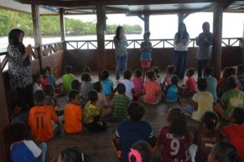 Persit Korem 173 ikut mengentaskan buta aksara di Biak