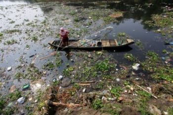 Awas, Buang Sampah ke Sungai Bakal Dipidanakan