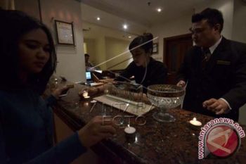 Manajemen hotel adu kreasi peringati earth hour 