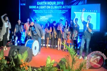 Ratusan Warga Palu Peringati Earth Hour