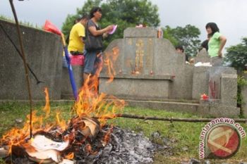 Warga Tionghoa Jalani Ritual Ceng Beng dengan Membakar Uang-Uangan Kertas