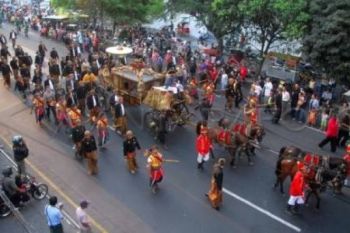 Kirab Kereta Kencana Ramaikan HUT Kota Mungkid