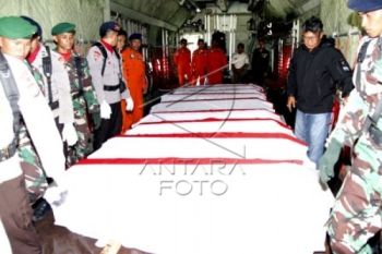 Presiden Jokowi Beri Penghormatan Terakhir Korban Heli TNI Jatuh