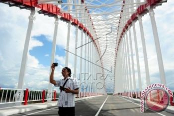 Presiden Awali Kunjungan Kerja di Kalimantan Resmikan Jembatan Tayan