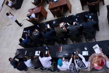 Sejumlah Peserta Bermain "Gadget" Saat Paripurna 