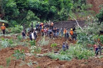 Petugas Amankan Lokasi Longsor Banjarnegara dari kerumunan Massa
