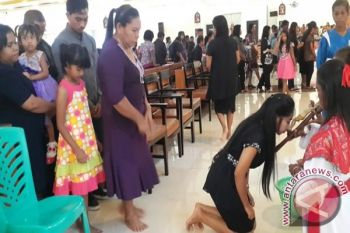 Umat Katholik Jayapura jalani prosesi Jumat Agung 