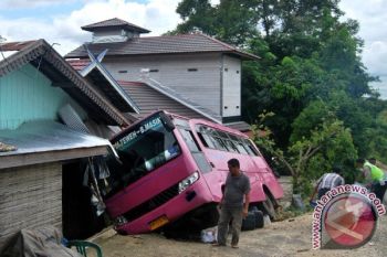 Bus Hayak Tamara Tabrak Rumah Warga Teweh Baru