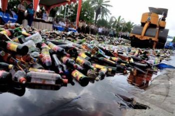 Ribuan Botol Miras Hasil Operasi Pekat Dimusnahkan