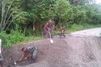 Satgas Yonif 406/CK bantu masyarakat perbaiki jalan