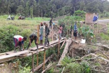 Satgas YL 431/SSP bangun jembatan darurat di Kampung Uskwar