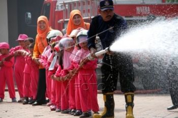 Ratusan Siswa TK Diperkenalkan Pemadaman Kebakaran