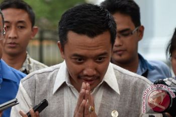 Menpora Unjuk Kebolehan Baca Kitab Kuning di Depan Santri