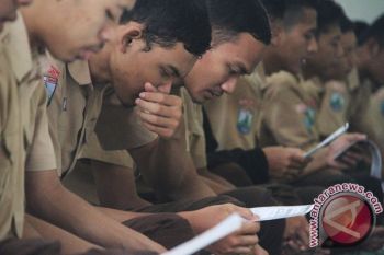 Akses Jalan Banjir, Delapan Siswa ini Terpaksa Menginap di Sekolah 