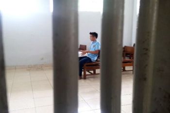 Seorang warga binaan Lapas Wirogunan Yogyakarta Ikuti UN