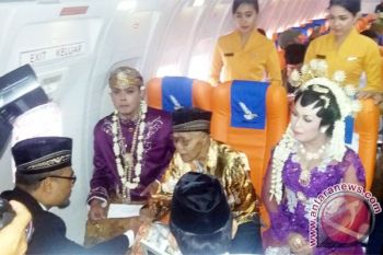 21 pasang pengantin nikah bareng dalam pesawat 
