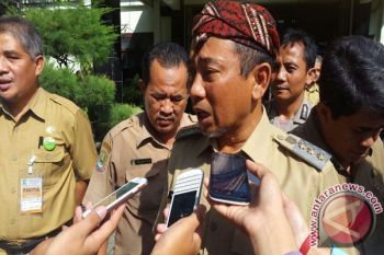 Wali Kota Serahkan Bonus PON Rp2,8 Miliar