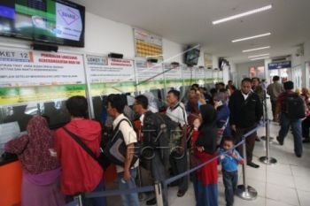 Tiket Kereta Api Lebaran Diserbu Calon Pemudik