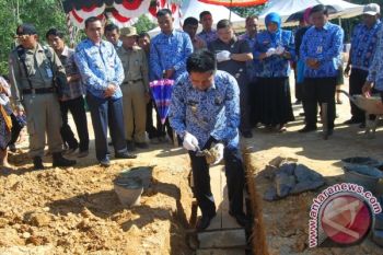 Bupati Barut Letakan Batu Pertama SMAN 5 