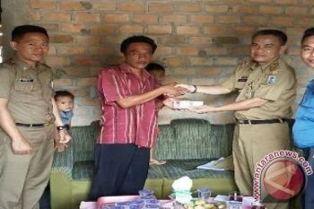 Pemkab Waykanan Bantu Korban Kebakaran