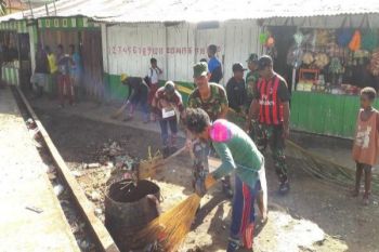 Koramil Yapbar gelar karya bakti di Pasar Ansus
