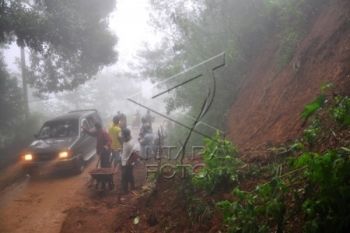 Jalan Tertimbun Longsor, Ratusan Warga Tlogowungu Terisolir