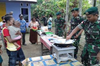 Satgas Pamtas RI-PNG ajar masyarakat buat masakan tradisional