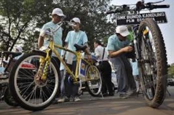 UNS Luncurkan Sepeda Listrik dengan Baterai Impor