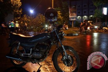 Sebuah Pohon Tumbang Diduga Akibat Galian PDAM