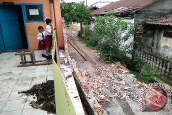 Tembok SDN 120 roboh diterjang banjir