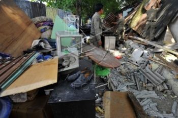 Puluhan Bangunan Liar di Banyumas Dibongkar