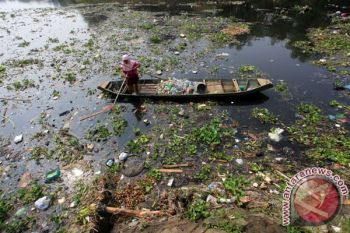 Pemkot Diminta Tindak Pembuang Sampah ke Bengawan Solo