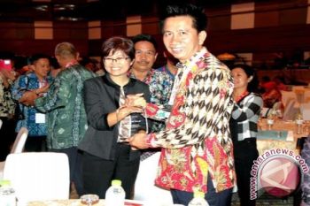 Bupati Barut Terima Penghargaan Pengembangan Perpustakaan Daerah 