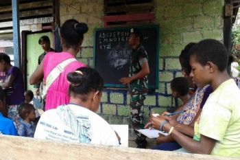 Satgas YL 431/SSP ajar warga Arso membaca dan menulis