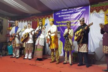 Mahasiswi AS Mainkan Gitar Klasik Lampung 