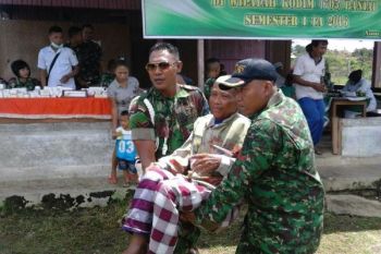 Babinsa Napan rela antar-jemput pasien pengobatan massal 
