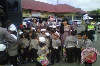 Sekolah Tanamkan Cinta Polri Sejak Dini 