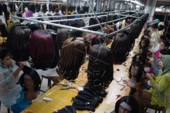 Kenakan Kebaya, Pekerja Rambut Palsu Ciptakan Rekor Muri