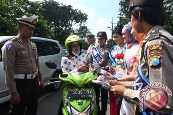 Polwan pun Berkebaya Bagikan Bunga di Hari Kartini