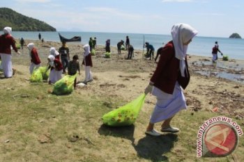 Lanal Lhokseumawe bersihkan pantai wisata Ujong Blang