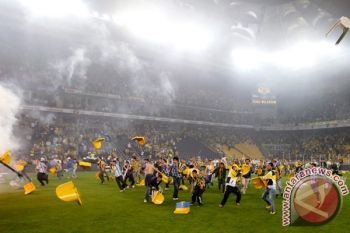 Pendukung Serbu Lapangan, Pertandingan Liga Turki Dihentikan