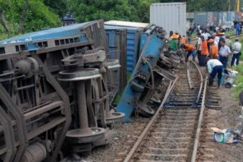 Kereta Api Barang Jakarta-Surabaya Terguling di Batang