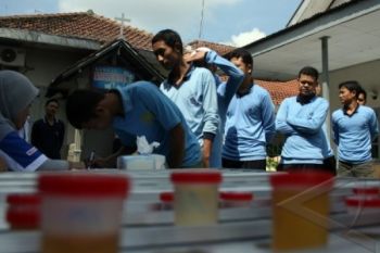 Razia Gabungan, Napi Lapas Nusakambangan Jalani Tes Urine 