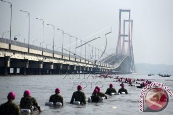 Kepala Staf TNI AL Turut Renang Lintas Selat Madura