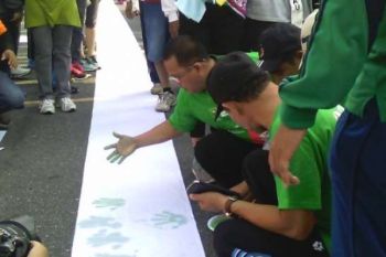 Terbentang Kain Putih 1Km Tempelkan Tangan Tanda Komitmen Berantas Tuberkulosis