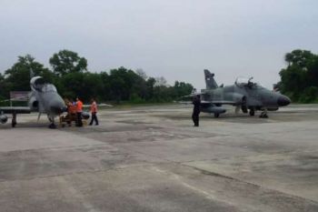 Ribuan Anak SD Rebutan Selfie di Pesawat Tempur Lanud Pekanbaru