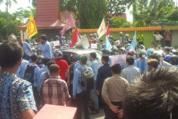  Ratusan Mahasiswa Kutuk Kekerasan Oknum Pegawai Riau