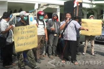 Belasan Warga Demo Pertanyakan Proses Rekrutmen Pendamping Haji      