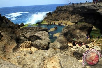 Asyik Berselfi Dua Wisatawan Hilang Terseret Ombak di Pantai Kedungtumpang